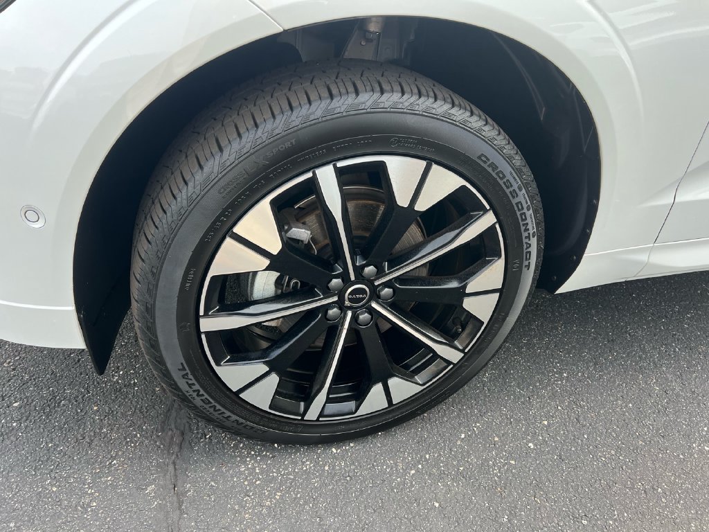 Certified 2026 Volvo XC60 B5 Plus AWD/4WD image 9