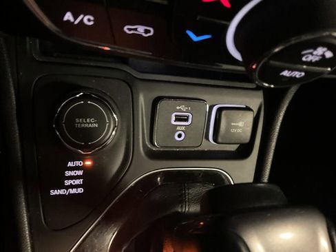 Used 2020 Jeep Cherokee Limited image 25