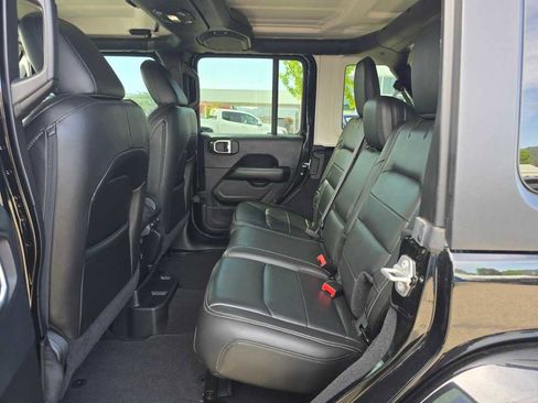 Used 2018 Jeep Wrangler Unlimited Sahara AWD/4WD image 16