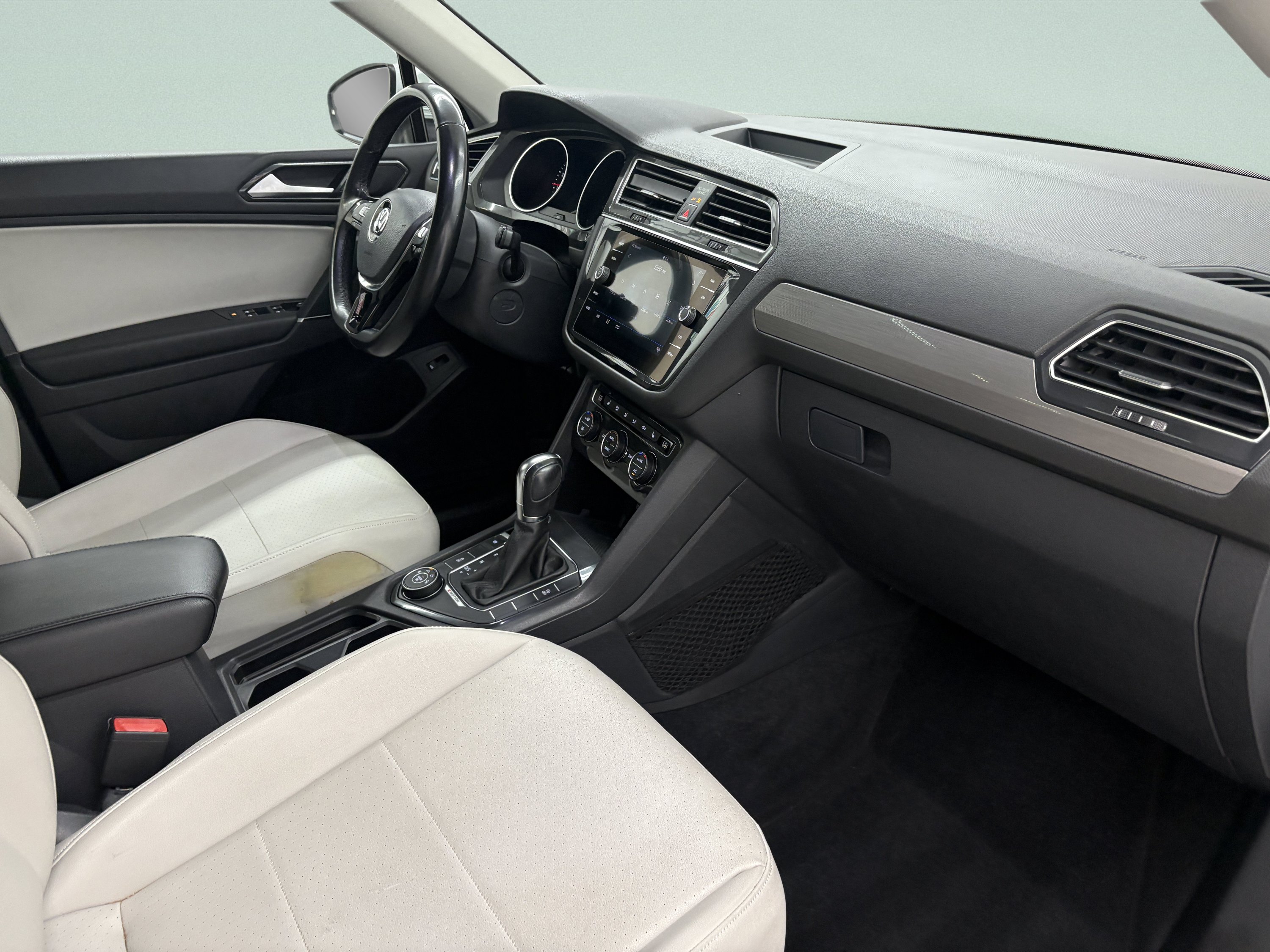 Used 2018 Volkswagen Tiguan SEL AWD/4WD image 18