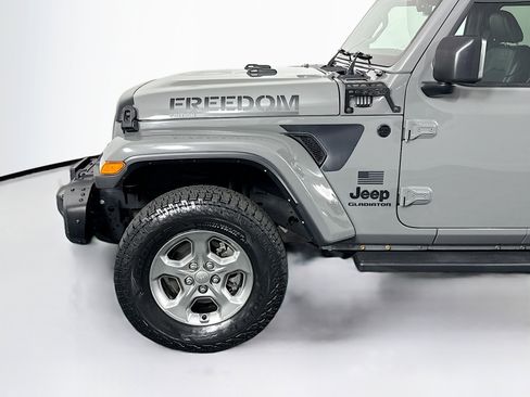 Used 2021 Jeep Gladiator Sport image 40