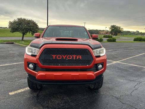 Used 2016 Toyota Tacoma TRD Sport AWD/4WD image 2