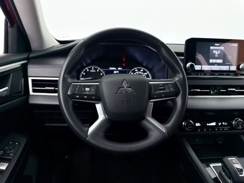 Used 2024 Mitsubishi Outlander ES FWD image 3
