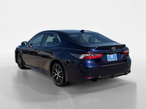 Used 2022 Toyota Camry SE image 3