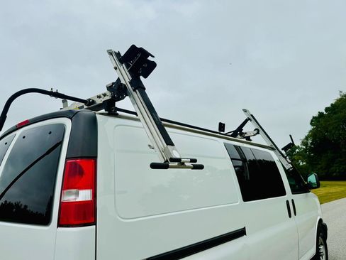 Used 2017 Chevrolet Express 2500 RWD image 7