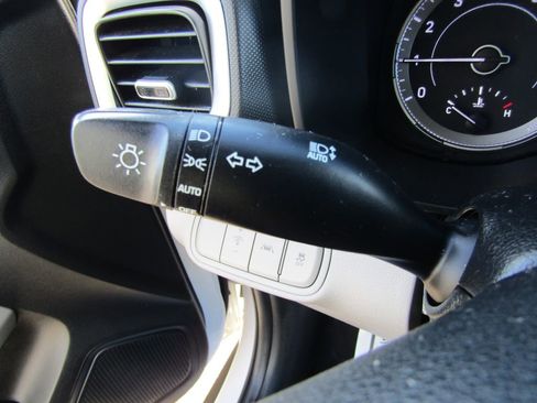 Used 2021 Hyundai Venue SEL image 19