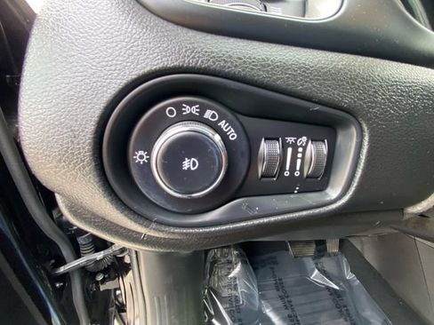 Used 2021 Jeep Renegade Limited w/ Luxury Group II image 18