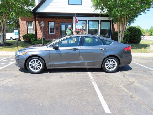 Used 2020 Ford Fusion SE FWD image 3