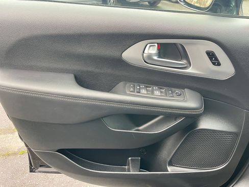 Used 2025 Chrysler Pacifica Limited image 20