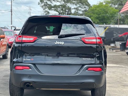 Used 2017 Jeep Cherokee Sport FWD image 6