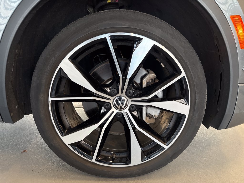 Used 2024 Volkswagen Tiguan SEL R-Line AWD/4WD image 2