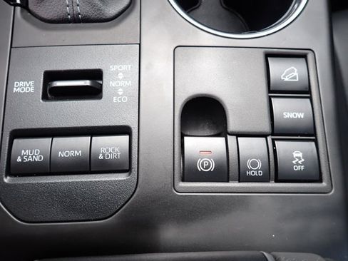 Used 2024 Toyota Highlander XLE AWD/4WD image 19