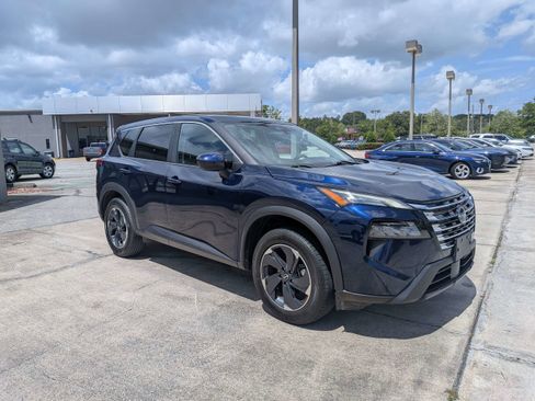Used 2024 Nissan Rogue SV AWD/4WD image 2