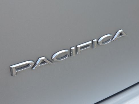 Used 2024 Chrysler Pacifica Touring-L FWD image 12
