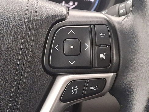 Used 2019 Toyota Highlander XLE image 17