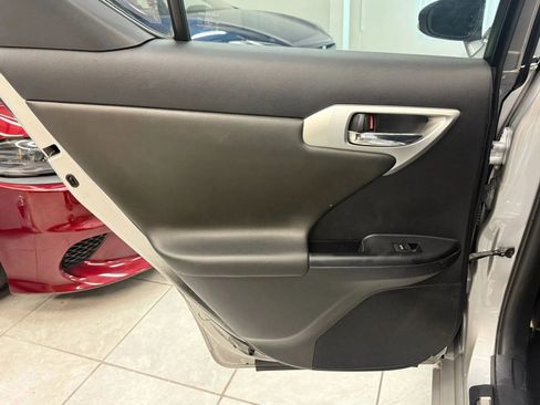 Used 2011 Lexus CT 200h Premium image 18