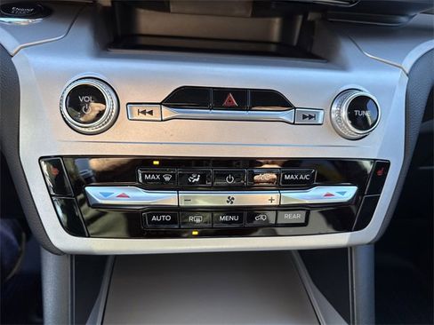 Used 2022 Ford Explorer XLT image 20