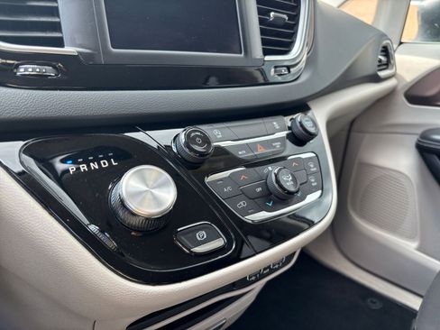 Used 2023 Chrysler Voyager LX FWD image 40