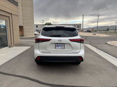 Used 2023 Toyota Highlander XLE AWD/4WD image 3