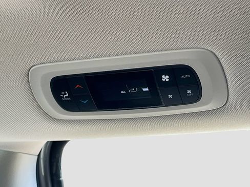 Used 2018 Chrysler Pacifica Touring-L Plus FWD image 26