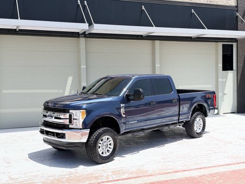 Used 2017 Ford F250 XLT w/ FX4 Off-Road Package AWD/4WD image 4