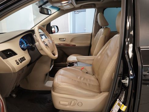 Used 2014 Toyota Sienna XLE w/ Entertainment Package image 5