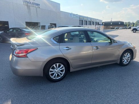 Used 2014 Nissan Altima 2.5 S w/ Sport Value Package FWD image 9