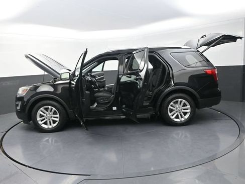 Used 2017 Ford Explorer XLT w/ Equipment Group 201A FWD image 33