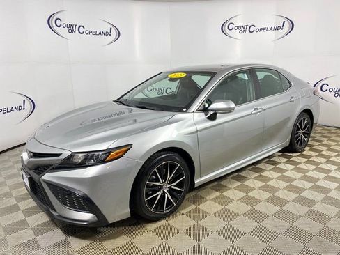 Used 2023 Toyota Camry SE image 3