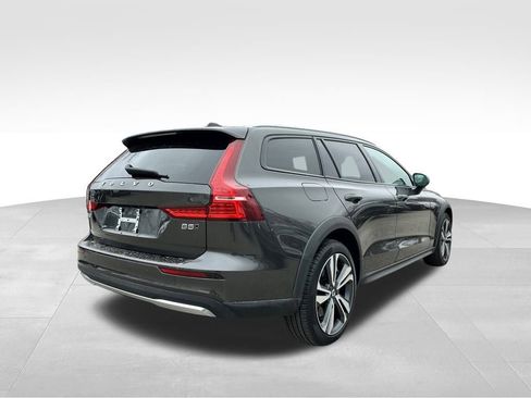 Used 2025 Volvo V60 B5 Cross Country Plus image 7