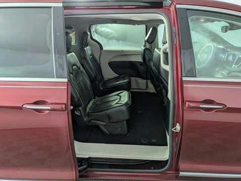Used 2019 Chrysler Pacifica Limited image 37