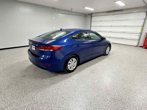 Used 2017 Hyundai Elantra SE image 3