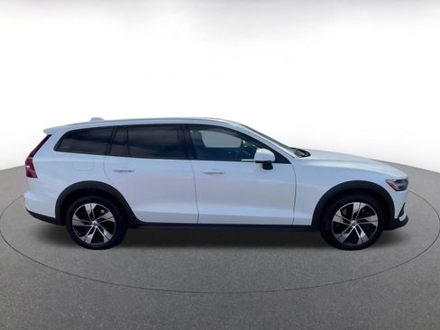 Used 2025 Volvo V60 B5 Cross Country Plus image 16