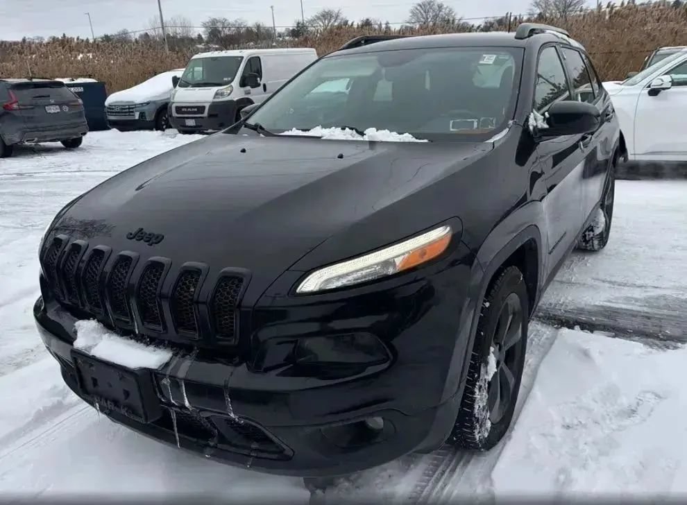 Used 2015 Jeep Cherokee Latitude w/ Cold Weather Group AWD/4WD image 1