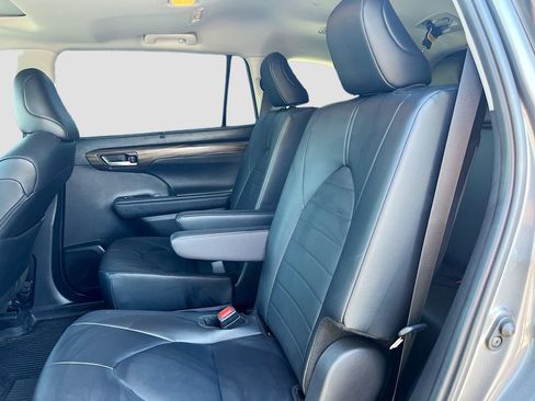 Used 2024 Toyota Highlander XLE FWD image 23