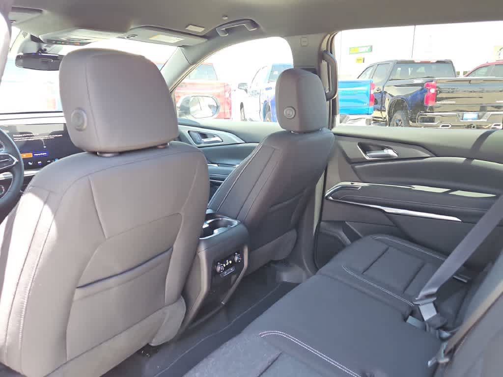 Used 2025 Chevrolet Traverse LT FWD image 2