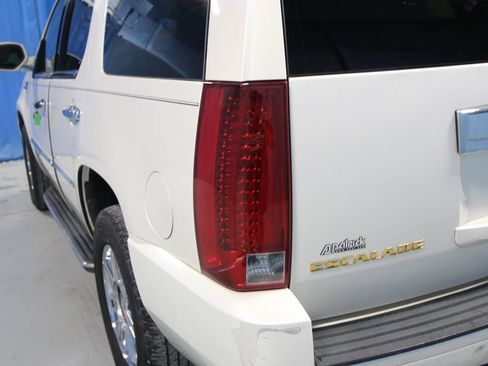 Used 2007 Cadillac Escalade AWD w/ Climate Package image 34
