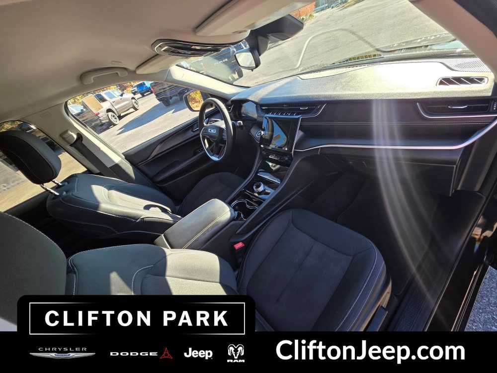 Used 2023 Jeep Grand Cherokee Laredo AWD/4WD image 16