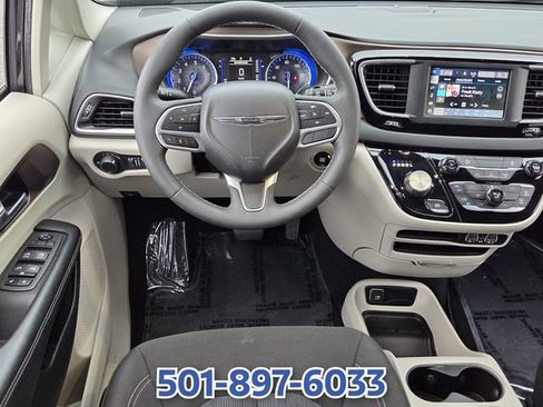 Used 2022 Chrysler Voyager LX FWD image 11