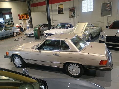 Used 1987 Mercedes-Benz 560 SL image 2
