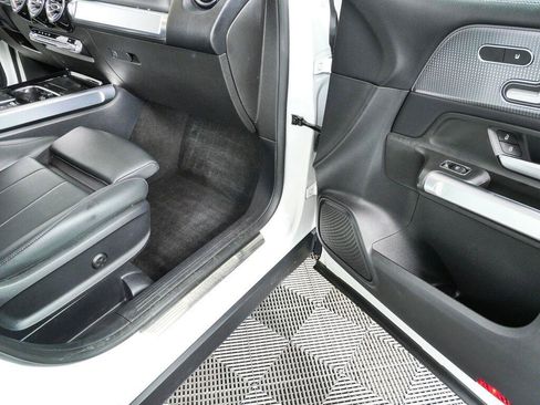 Used 2021 Mercedes-Benz GLB 250 4MATIC image 25