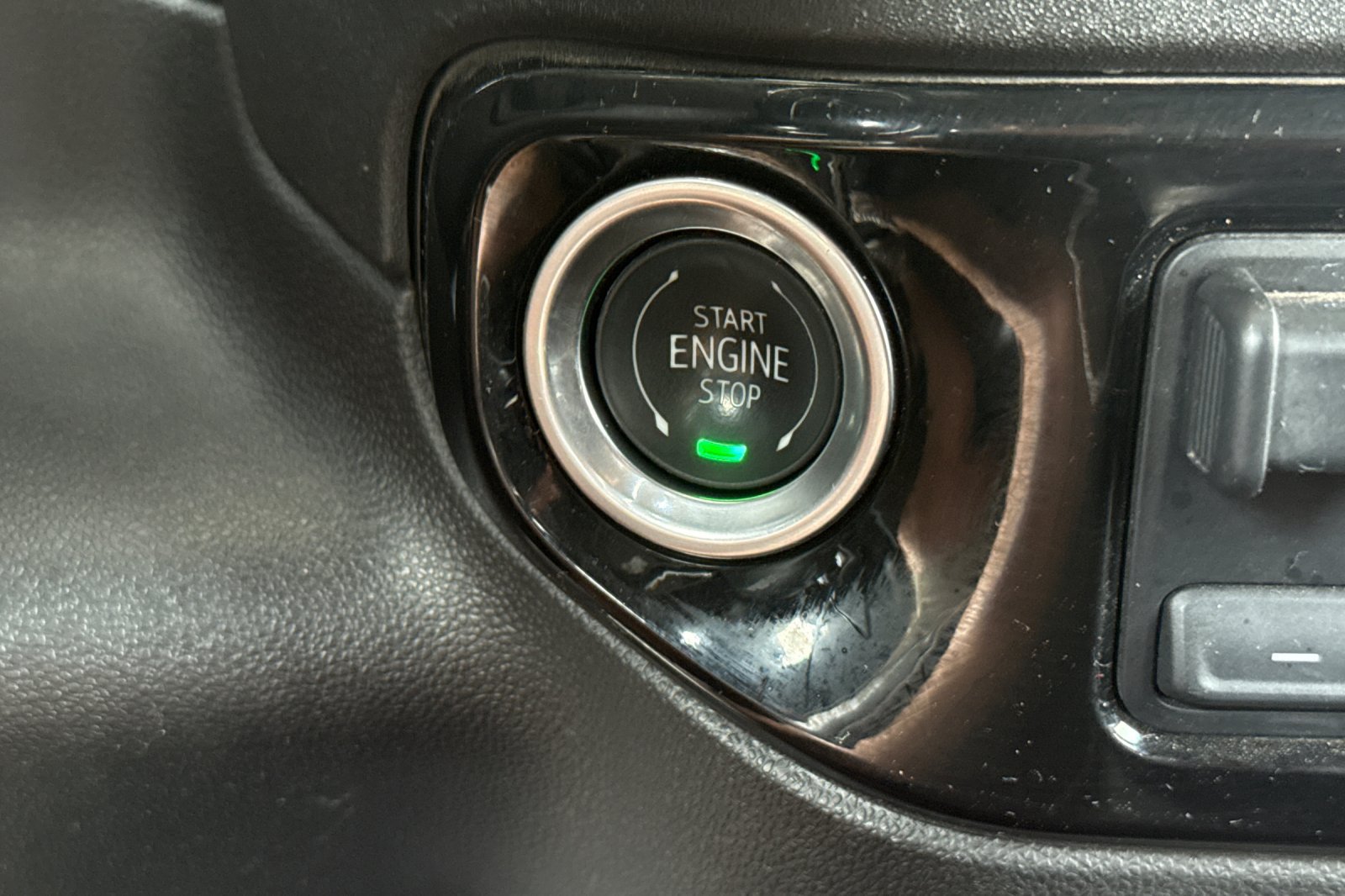 Used 2025 GMC Sierra 1500 SLT AWD/4WD image 31