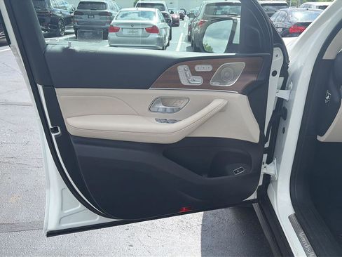 Used 2024 Mercedes-Benz GLS 450 4MATIC image 9