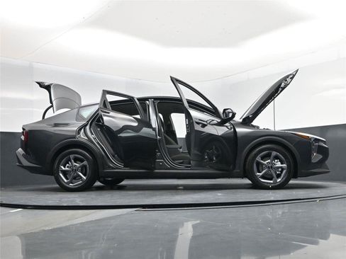 New 2025 Kia K4 LXS image 21