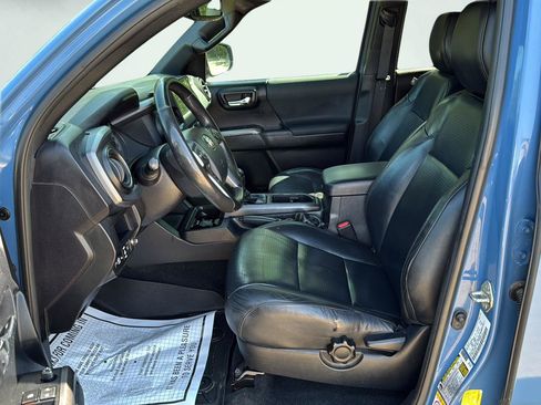 Used 2019 Toyota Tacoma TRD Off-Road AWD/4WD image 9