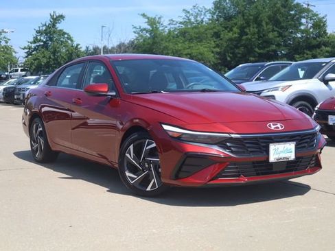 Used 2025 Hyundai Elantra SEL FWD image 2