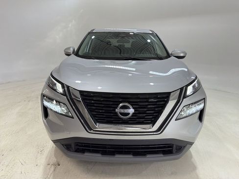 Used 2023 Nissan Rogue SV image 2
