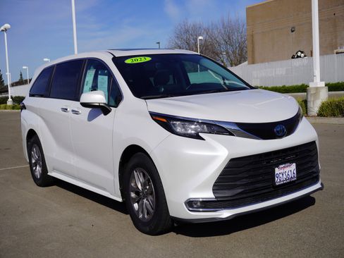 Used 2023 Toyota Sienna XLE image 1