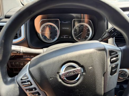 Used 2018 Nissan Titan SV AWD/4WD image 11
