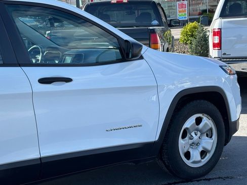 Used 2018 Jeep Cherokee Sport FWD image 4
